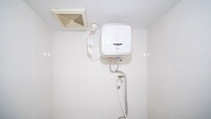 Studio | Bathroom | Shower, towels