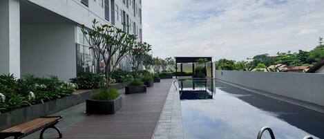 Una piscina al aire libre