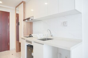 Studio | Private kitchen | Full-size fridge, stovetop - Good Deal And Comfy Studio Sky House Alam Sutera Apartment (Tangerang)