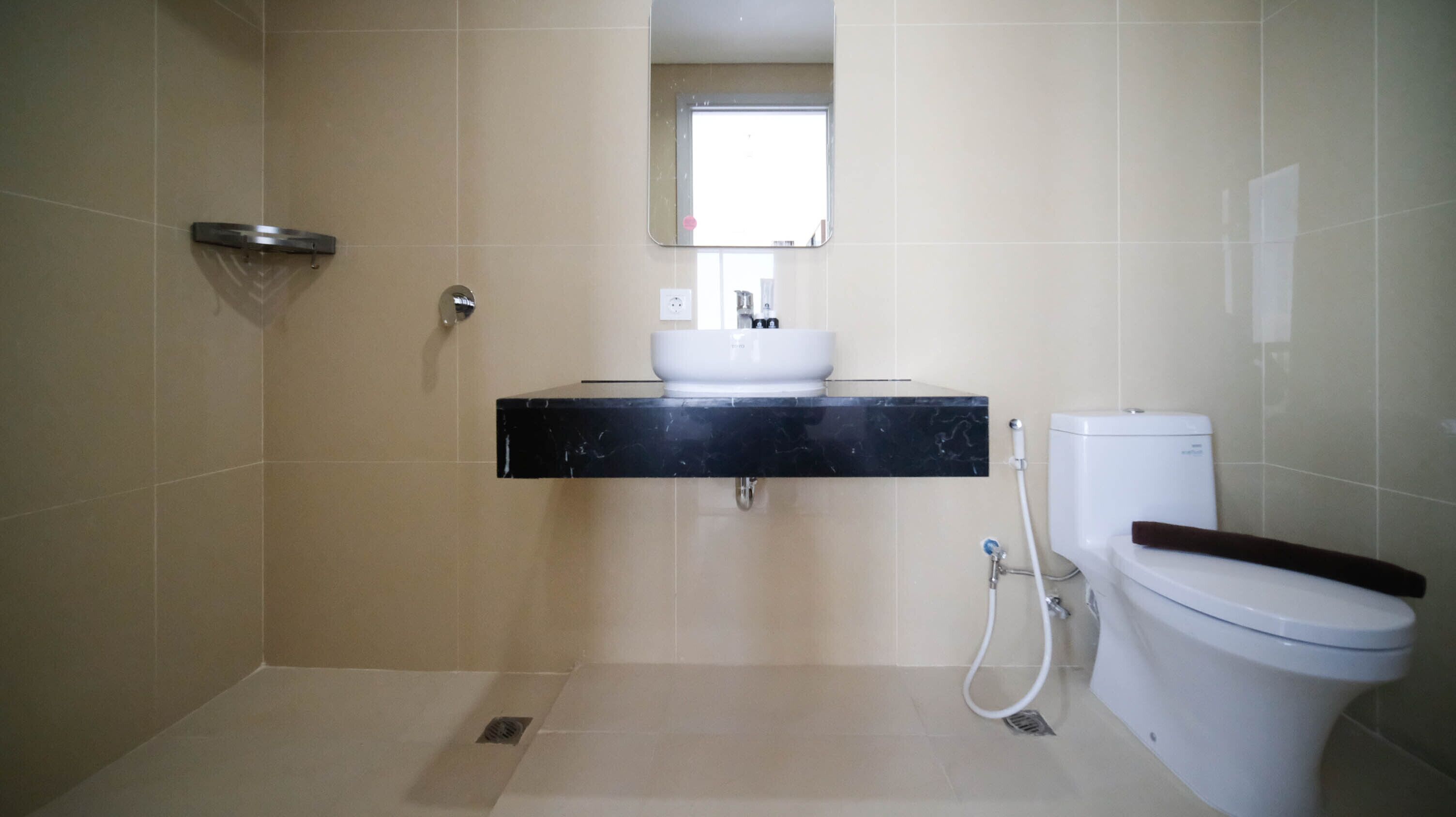 Een badkamer met toilet, wastafel en douche.