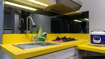 Apartment | Eigene Küche | Großer Kühlschrank, Herdplatte