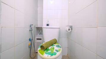 Studio | Bathroom | Shower, towels