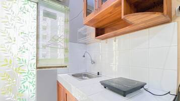 Studio | Private kitchen | Full-size fridge, stovetop
