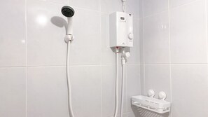 Studio | Bathroom | Shower, towels