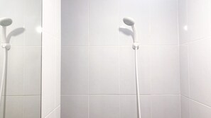 Studio | Kamar mandi | Shower dan handuk
