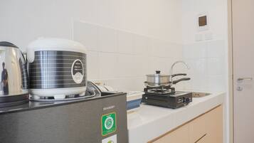 Studio | Dapur pribadi | Lemari es besar, kompor, dan penanak nasi