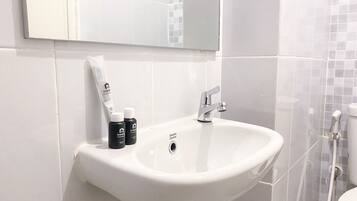 Estudio | Baño | Regadera y toallas