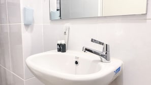 Studio | Salle de bain | Douche, serviettes fournies