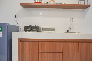 Estudio | Cocina privada | Frigorífico grande, placa de cocina y arrocera