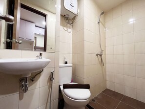 Bathroom - Prime View Studio Room At Vida View Makassar Apartment (Makassar)