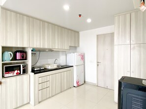 Estudio | Cocina privada | Refrigerador con congelador, parrilla de estufa y arrocera 