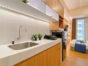 Studio | Private kitchen | Full-size fridge, stovetop, rice cooker