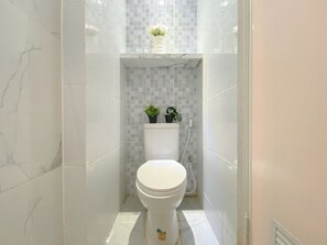 Studio | Bathroom | Shower, towels
