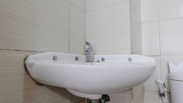 Studio | Salle de bain | Douche, serviettes fournies