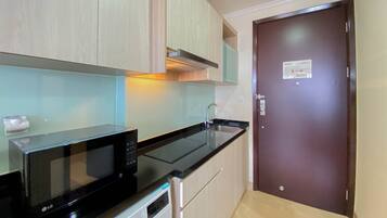 Studio | Private kitchen | Full-size fridge, stovetop, rice cooker