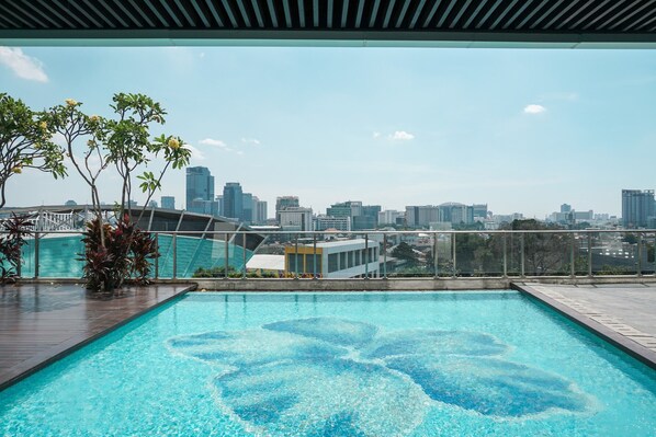 Outdoor pool - Best Choice And Minimalist Studio Room Menteng Park Apartment (Jakarta)