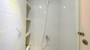 Studio | Bathroom | Shower, towels