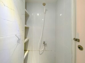 Studio | Salle de bain | Douche, serviettes fournies