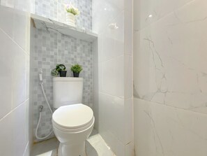 Studio | Bathroom | Shower, towels