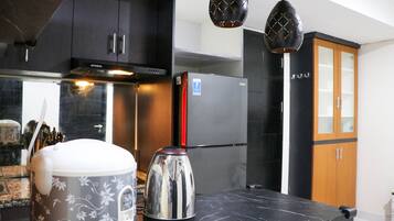Apartemen | Dapur pribadi | Lemari es besar, kompor, dan penanak nasi