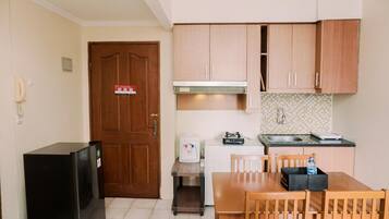 Appartement | Privékeuken | Een koelkast/vriezer, een kookplaat, een rijstkoker