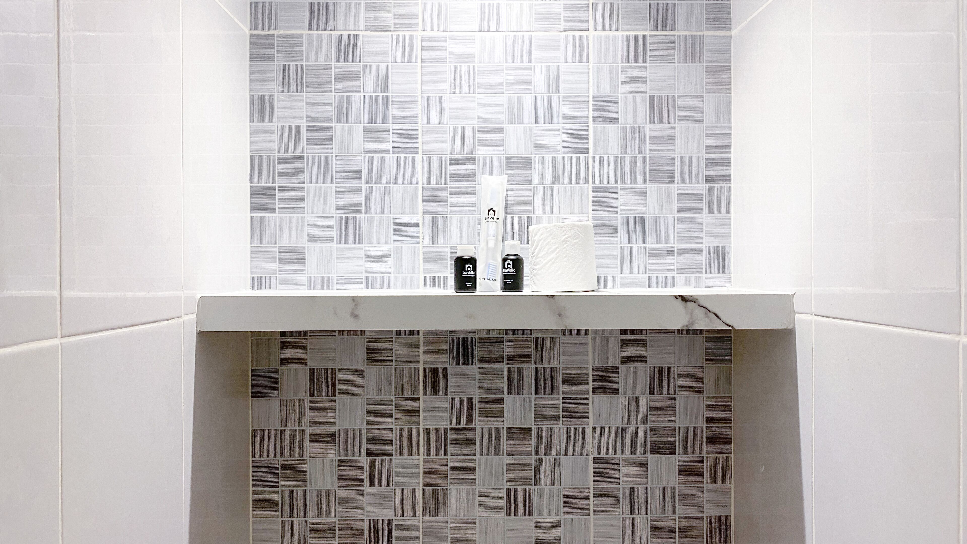 Studio | Badkamer | Een douche, handdoeken