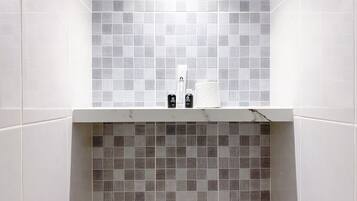 Studio | Badkamer | Een douche, handdoeken