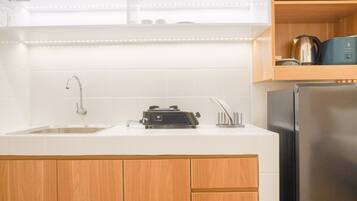 Studio | Privékeuken | Een koelkast/vriezer, een kookplaat, een rijstkoker