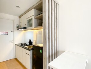 Studio | Private kitchen | Full-size fridge, stovetop, rice cooker - Modern Look And Comfy Studio Patraland Urbano Apartment (Bekasi)