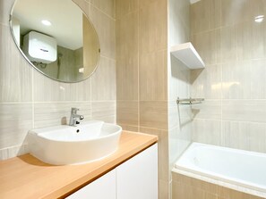 Departamento | Baño | Tina y regadera independientes y toallas
