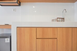 Refrigerador con freezer, placa de cocina, arrocera