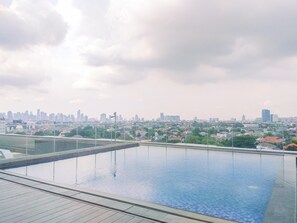 Piscina no terraço com vista para o horizonte da cidade.