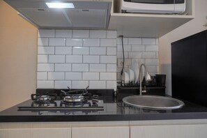 Estudio | Cocina privada | Refrigerador con congelador, parrilla de estufa y arrocera 
