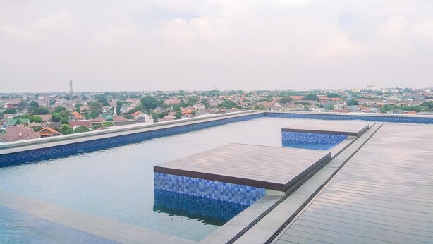 Ein Pool auf dem Dach mit Blick auf ein Wohngebiet.