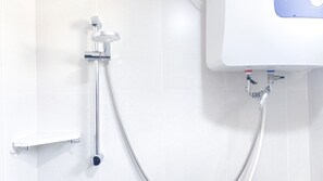 Studio | Salle de bain | Douche, serviettes fournies