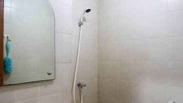 Studio | Bathroom | Shower, towels