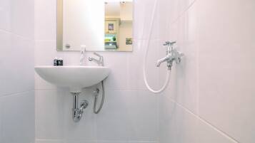 Studio | Badkamer | Een douche, handdoeken