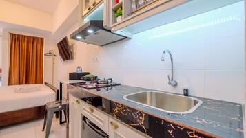 Studio | Privékeuken | Een mini-koelkast, een kookplaat, een rijstkoker