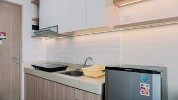 Studio | Dapur pribadi | Lemari es besar, kompor, dan penanak nasi