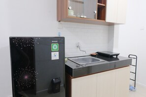 Private kitchen - Modern Classic Studio At Apartment Parahyangan Residence (Bandung)
