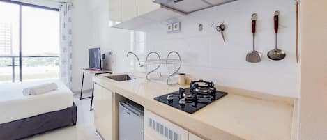 Estudio | Cocina privada | Frigorífico grande, placa de cocina y arrocera