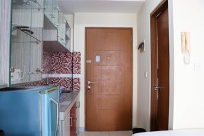 Private kitchen - Compact And Elegant Studio Maple Park Sunter Apartment (Jakarta)