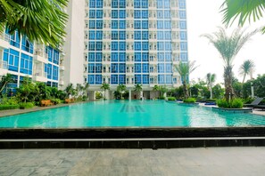 Outdoor pool - Brand New And Homey Studio Apartment At Capitol Park Residence (Jakarta)