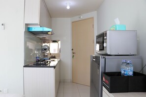 Private kitchen - Best Deal And Cozy Studio Amethyst Apartment (Jakarta)