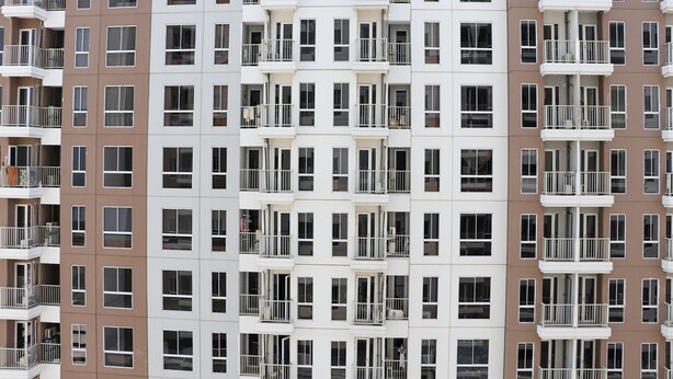 Un edificio residencial de varios pisos con balcones y ventanas.