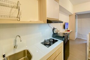 Private kitchen - Warm And Homey Studio Tokyo Riverside Pik 2 Apartment (Teluknaga)