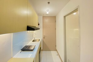 Private kitchen - Restful And Compact Studio Tokyo Riverside Pik 2 Apartment (Teluknaga)