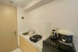 Private kitchen - New Furnished Studio At Tokyo Riverside Pik 2 Apartment (Teluknaga)