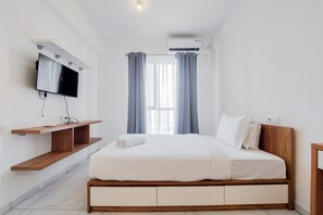 Desk, free WiFi - New And Comfy Studio Sky House Alam Sutera Apartment (Tangerang)