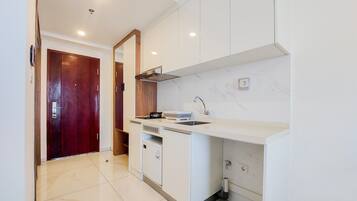 Studio | Private kitchen | Full-size fridge, stovetop, rice cooker, cookware/dishes/utensils